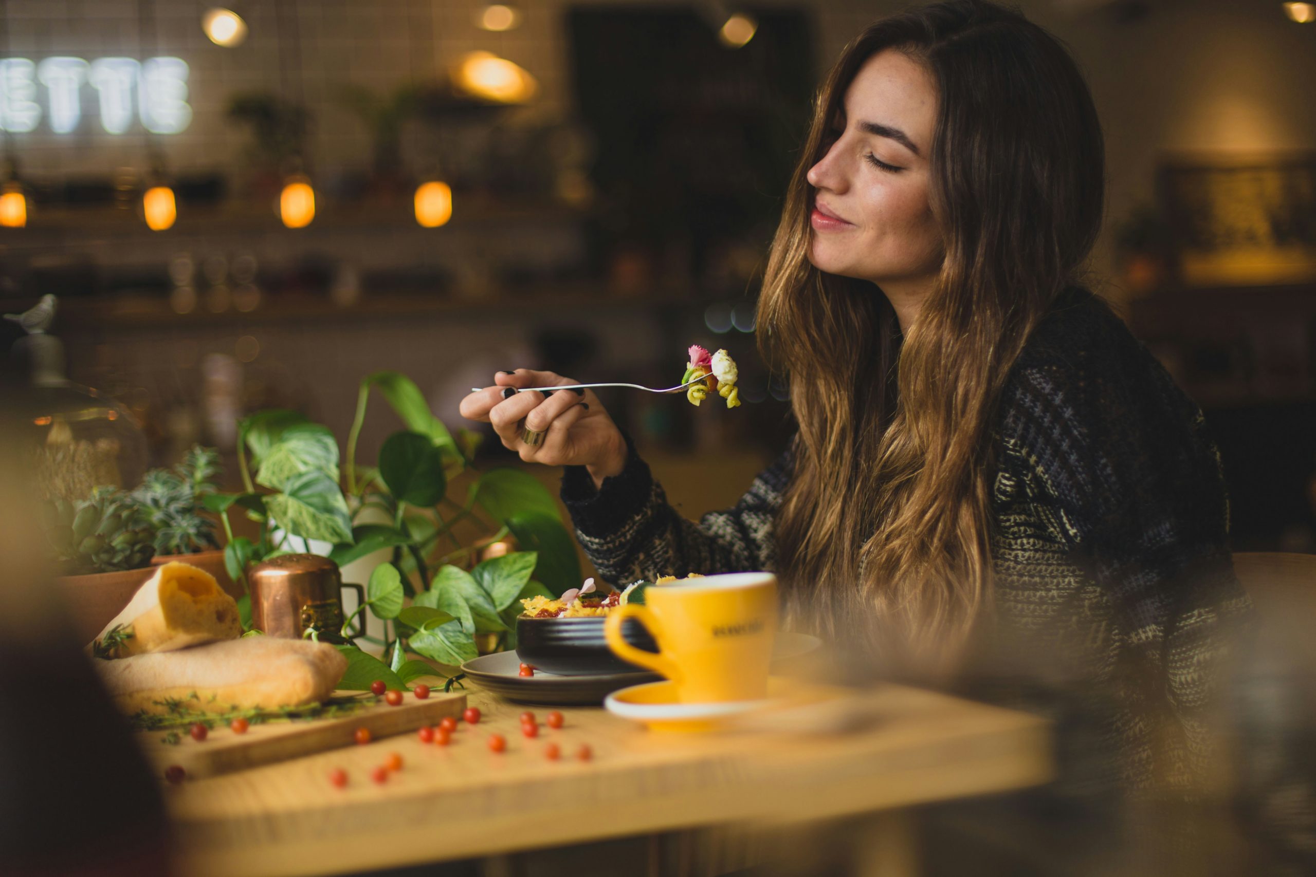 <strong>3 Ways to Keep Entertained While Solo Dining</strong>